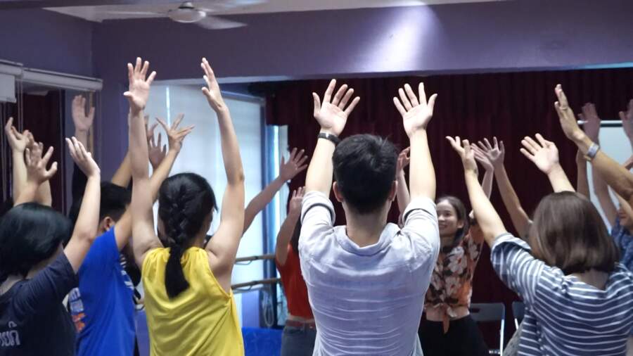 Nhóm thực hành chuyển động cùng nhau