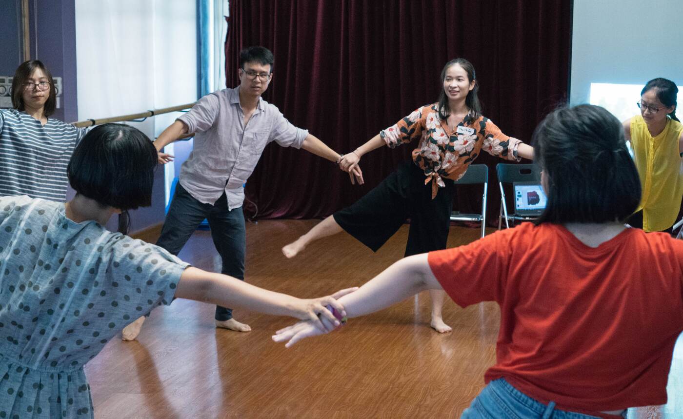 Thu Thủy dẫn dắt vòng tròn chuyển động trong một buổi thực hành Creative Dance
