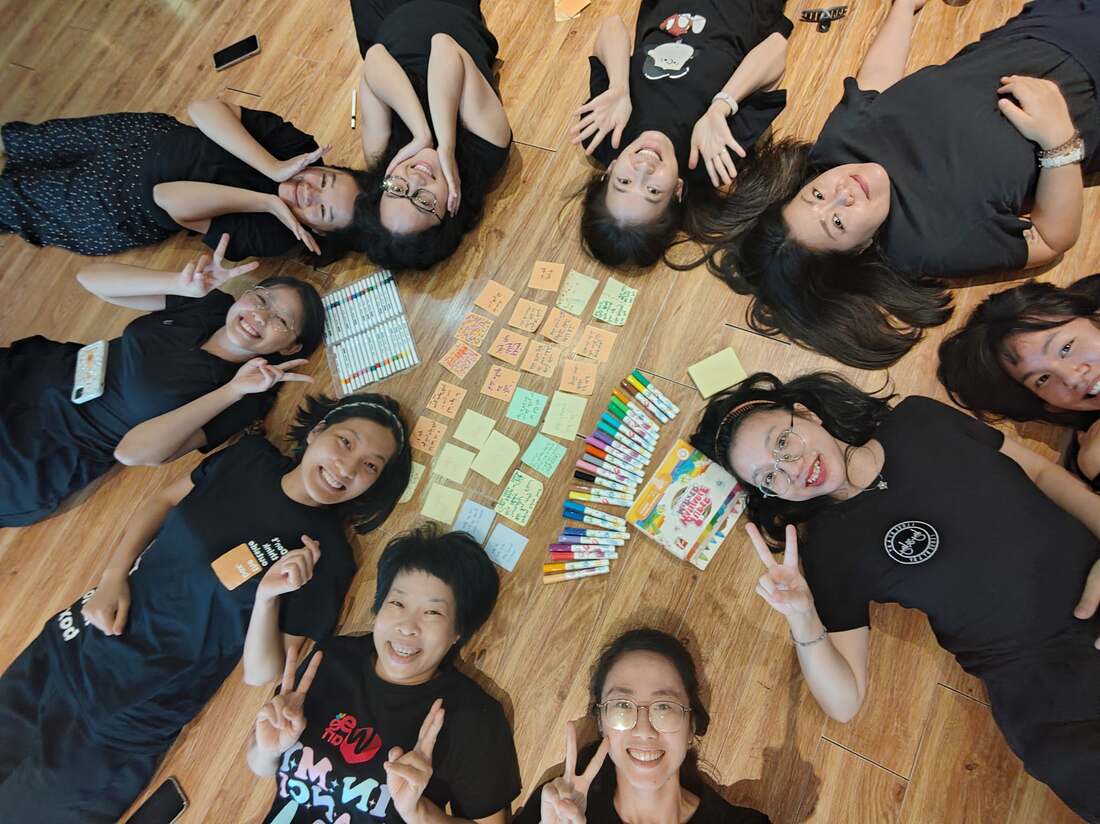 Nhóm người tham gia nằm vòng tròn viết phản hồi sau buổi thực hành Creative Dance