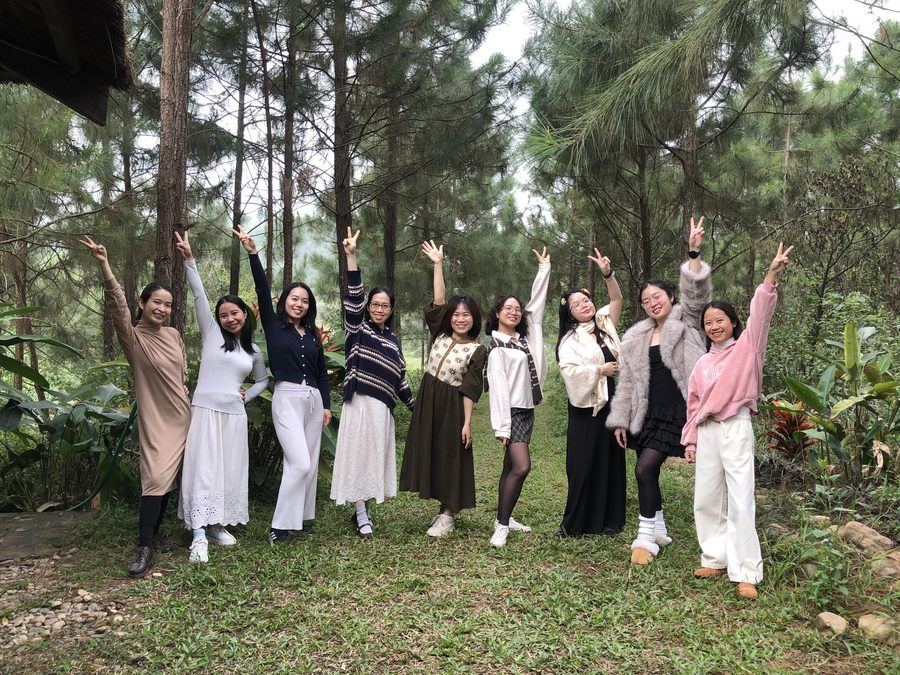 Nhóm thành viên tại Retreat giữa rừng thông