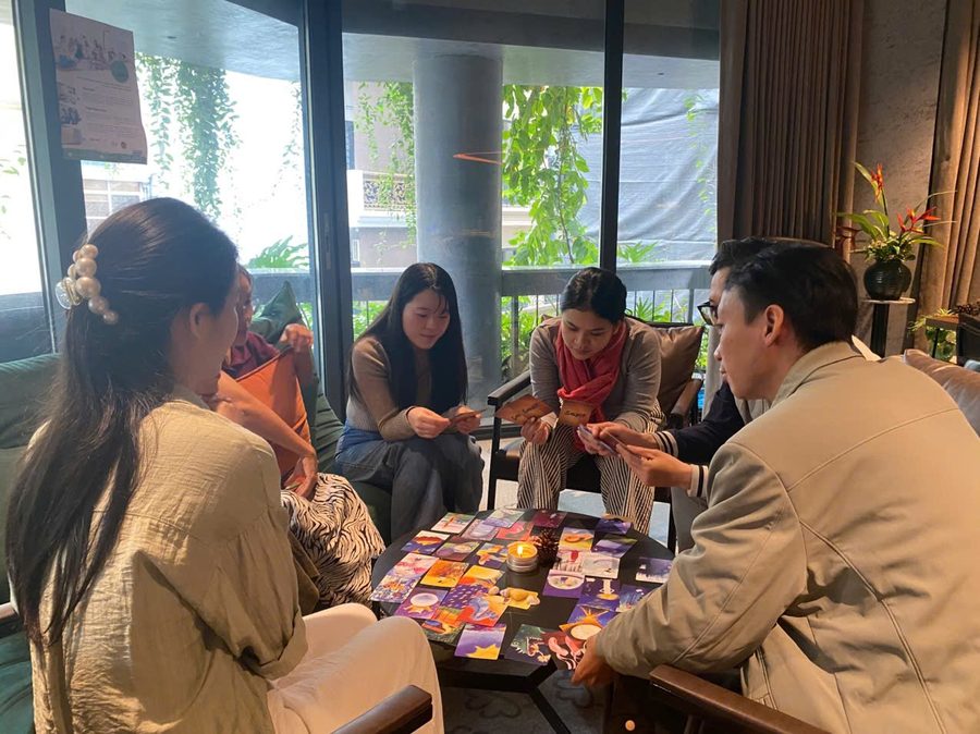 Một buổi Sharing Circle quanh bàn oracle card